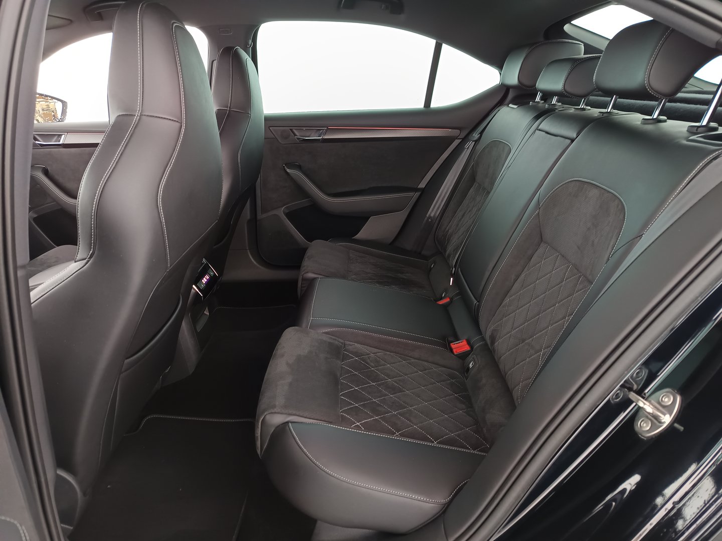 Škoda SUPERB SPORTLINE TDI DSG | Bild 29 von 36