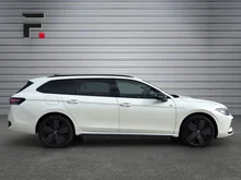 VW Passat Variant Sport eHybrid 150kW in Oryxweiß Perlmutteffekt