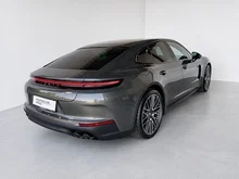 Porsche Panamera 4 E-Hybrid in aventuringrünmetallic