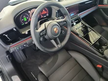 Porsche Panamera 4 E-Hybrid in aventuringrünmetallic