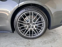 Porsche Panamera 4 E-Hybrid in aventuringrünmetallic