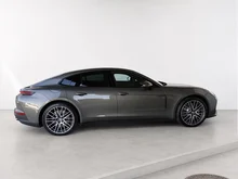 Porsche Panamera 4 E-Hybrid in aventuringrünmetallic