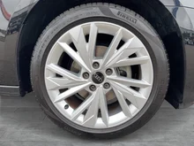 Audi A3 Sportback 30 TFSI advanced in 0E Mythosschwarz Metallic