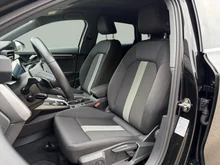 Audi A3 Sportback 30 TFSI advanced in 0E Mythosschwarz Metallic