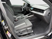 Audi A3 Sportback 30 TFSI advanced in 0E Mythosschwarz Metallic