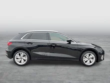 Audi A3 Sportback 30 TFSI advanced in 0E Mythosschwarz Metallic