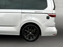 VW California Beach eHybrid 180 kW 4M in Reflexsilber Met./Deepblack Perleffekt