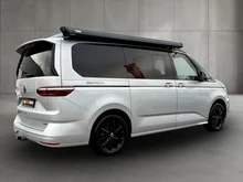 VW California Beach eHybrid 180 kW 4M in Reflexsilber Met./Deepblack Perleffekt