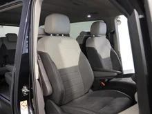 VW Multivan Style �H eHybrid 180 kW 4MOTION in Deepblack Perleffekt
