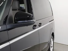 VW Multivan Style �H eHybrid 180 kW 4MOTION in Deepblack Perleffekt