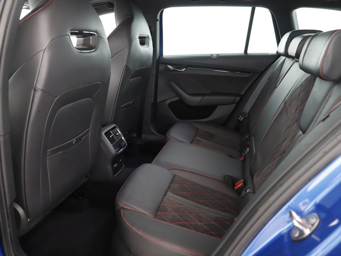 Škoda OCTAVIA Combi RS iV 245 DSG | Bild 12 von 16