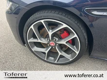 Jaguar XE P300 AWD R-Dynamic HSE Aut. in dunkelblau - metallic