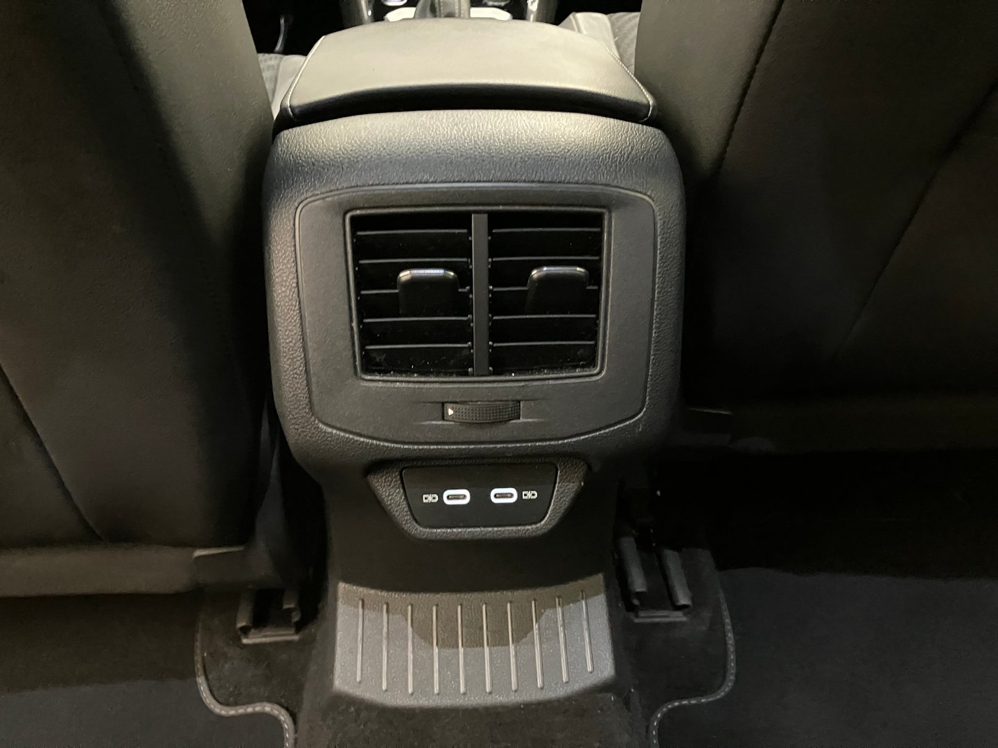 VW T-Roc Sport TDI SCR 4MOTION DSG | Bild 24 von 36