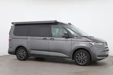 VW California Beach eHybrid 180 kW 4M in Indiumgrau Met./Dach Deepblack Perleff.