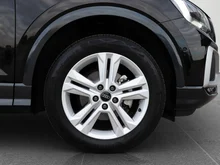 Audi Q2 35 TFSI advanced in 0E Mythosschwarz Metallic