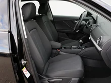 Audi Q2 35 TFSI advanced in 0E Mythosschwarz Metallic