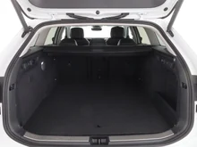 VW Passat Variant Business eHybrid 150kW in Pure White
