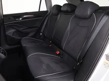 VW Passat Variant Business eHybrid 150kW in Pure White