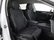 VW Passat Variant Business eHybrid 150kW in Pure White