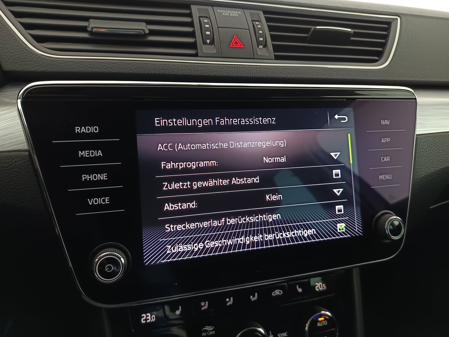 Škoda SUPERB Combi Ambition TDI | Bild 23 von 35