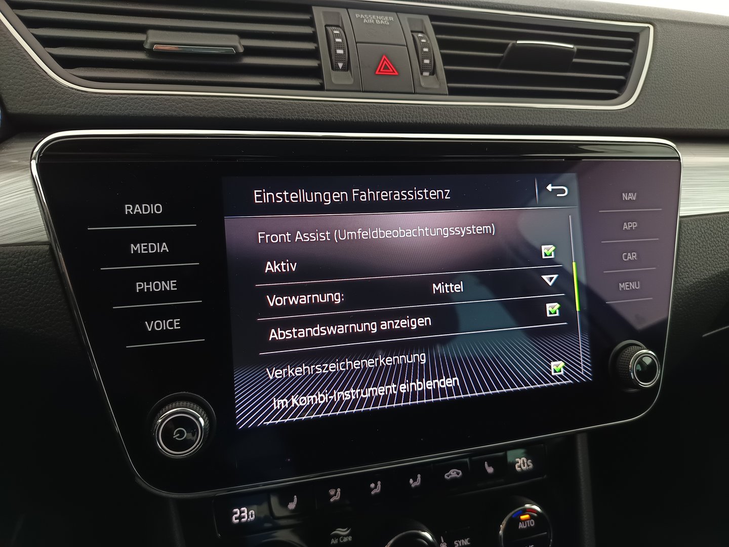 Škoda SUPERB Combi Ambition TDI | Bild 24 von 35