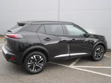 Peugeot 2008 PureTech 130 S&S GT EAT8 in schwarz