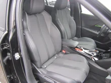 Peugeot 2008 PureTech 130 S&S GT EAT8 in schwarz