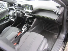 Peugeot 2008 PureTech 130 S&S GT EAT8 in schwarz