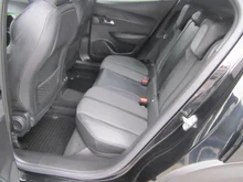 Peugeot 2008 PureTech 130 S&S GT EAT8 in schwarz