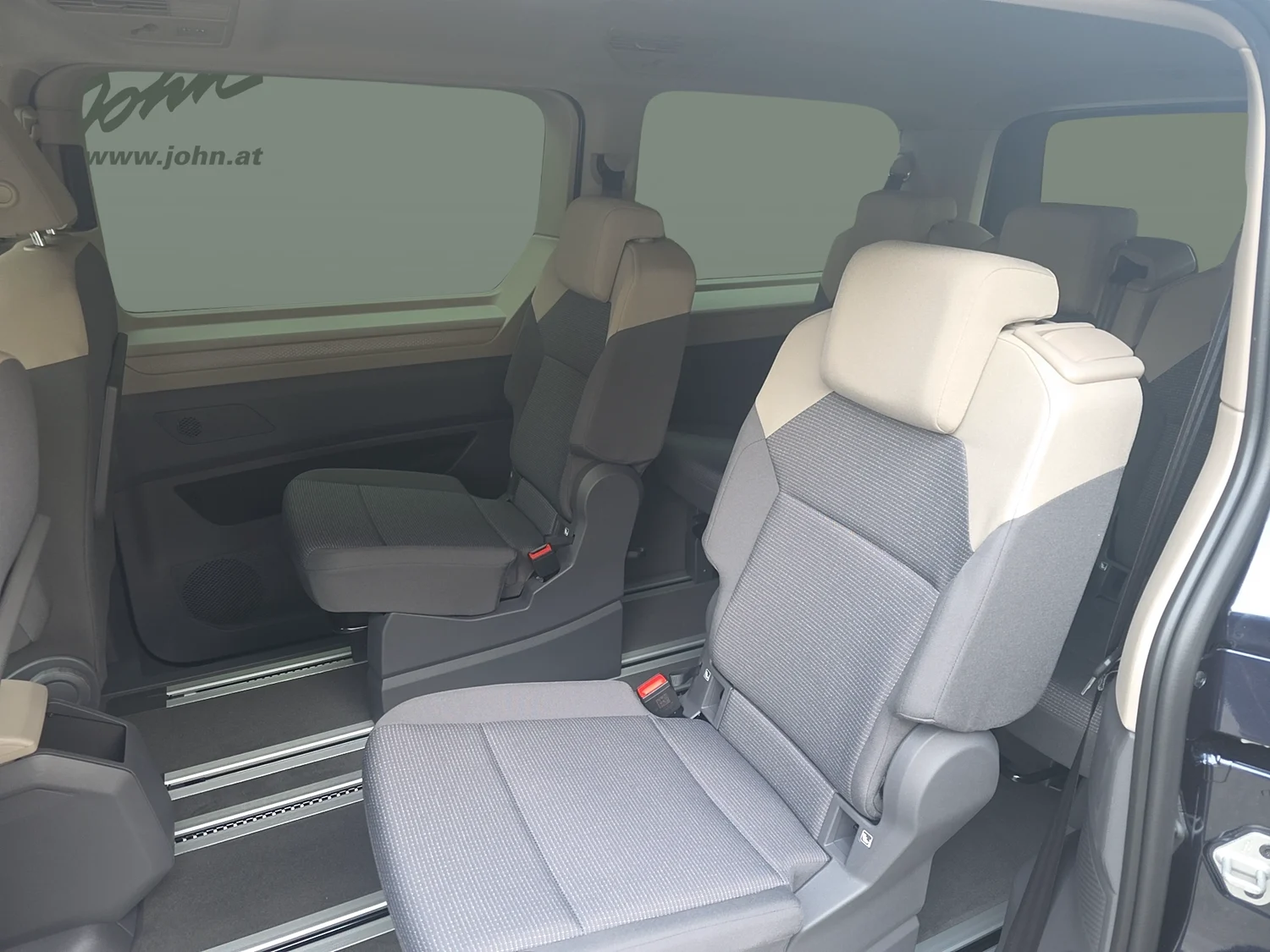 Bild eines VW Multivan Business ÜH eHybrid 180 kW 4M