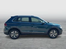 VW Tiguan Elegance eHybrid DSG in Nightschade Blue Metallic