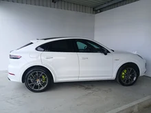 Porsche Cayenne E-Hybrid Coupé Platinum Edition in weiß