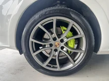Porsche Cayenne E-Hybrid Coupé Platinum Edition in weiß