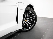 Porsche Taycan Plus in weiss - normal