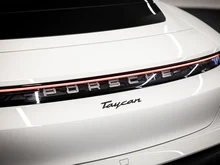 Porsche Taycan Plus in weiss - normal