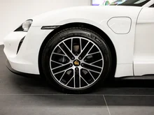 Porsche Taycan Plus in weiss - normal