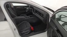 VW Passat Variant Business eHybrid 150kW in Pure White