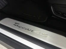 Porsche Taycan 4S in weiss - metallic