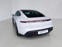 Porsche Taycan 4S in weiss - metallic