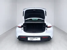 Porsche Taycan 4S in weiss - metallic