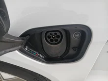Porsche Taycan 4S in weiss - metallic