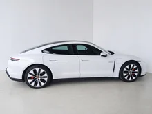 Porsche Taycan 4S in weiss - metallic