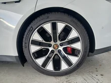 Porsche Taycan 4S in weiss - metallic