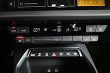 Audi A3 Limousine 30 TFSI advanced in 0E Mythosschwarz Metallic