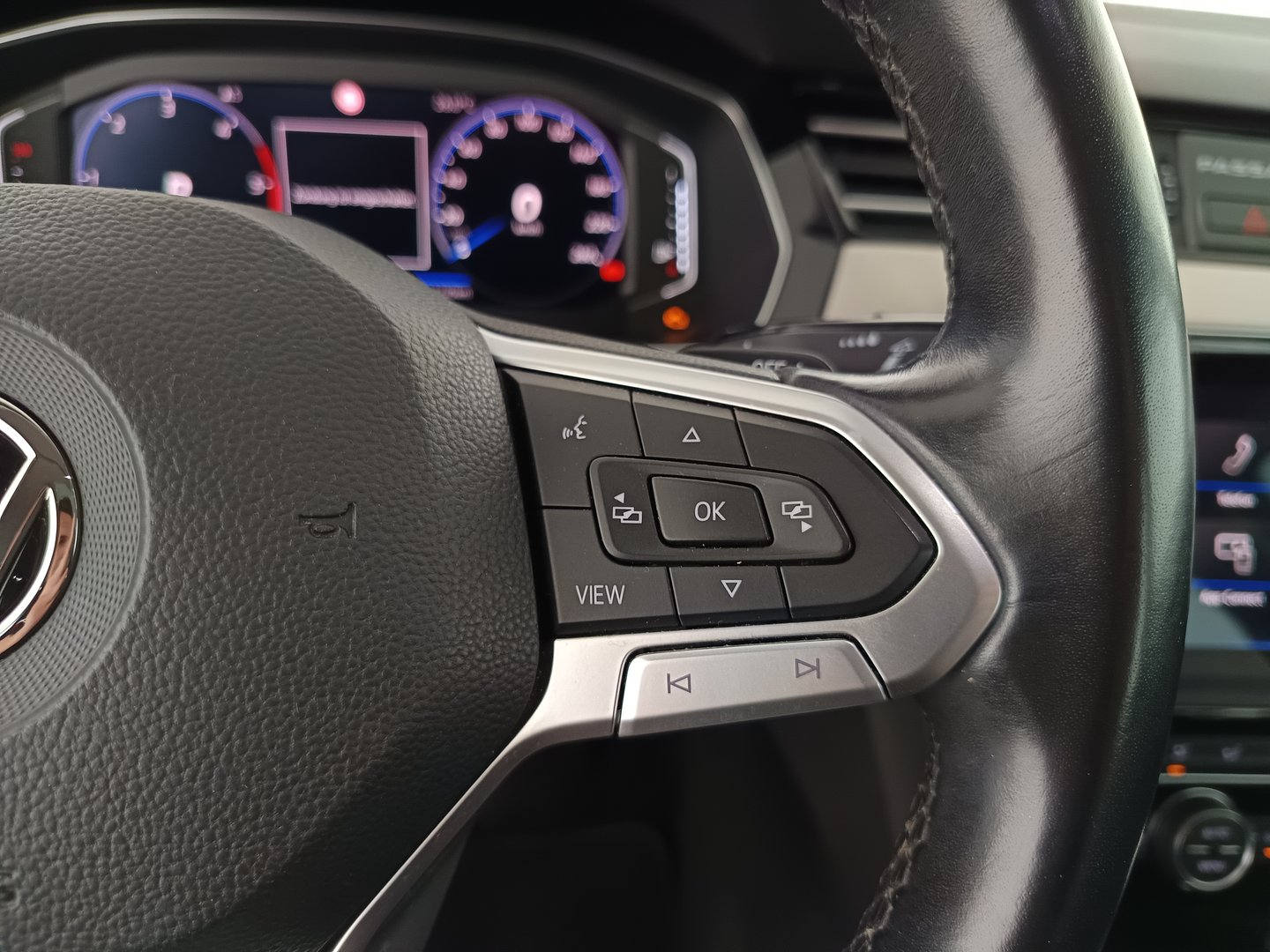 VW Passat Variant Elegance TDI SCR DSG | Bild 17 von 35
