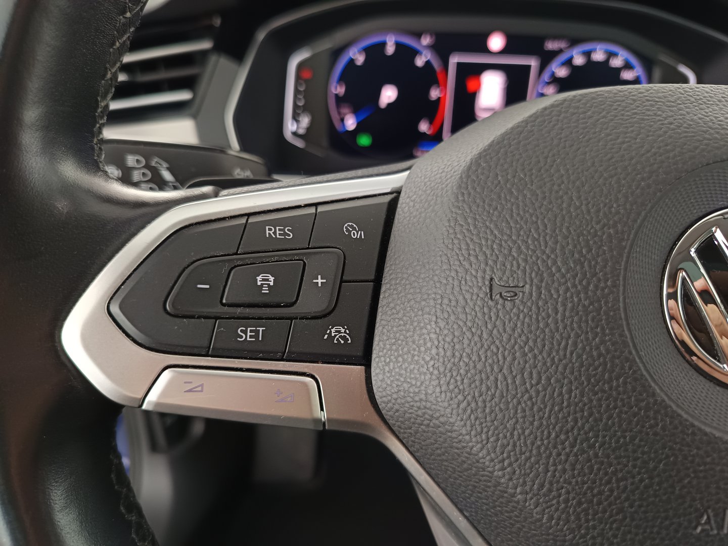 VW Passat Variant Elegance TDI SCR DSG | Bild 16 von 35