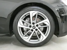 Audi A4 Avant 40 TDI S line in 0E Mythosschwarz Metallic