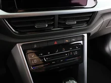VW T-Roc Life TSI DSG in Pure White Dach Black Uni