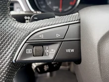 Audi A4 Avant 40 TFSI quattro S-line S-tronic in MYTHOSSCHWARZ METALLIC