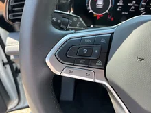 VW Tiguan Friends eTSI DSG in Oryxweiß Perlmutteffekt